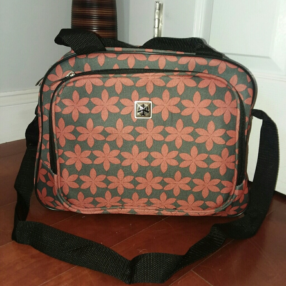 NWT Weekender or travel bag. Women's men's unisex